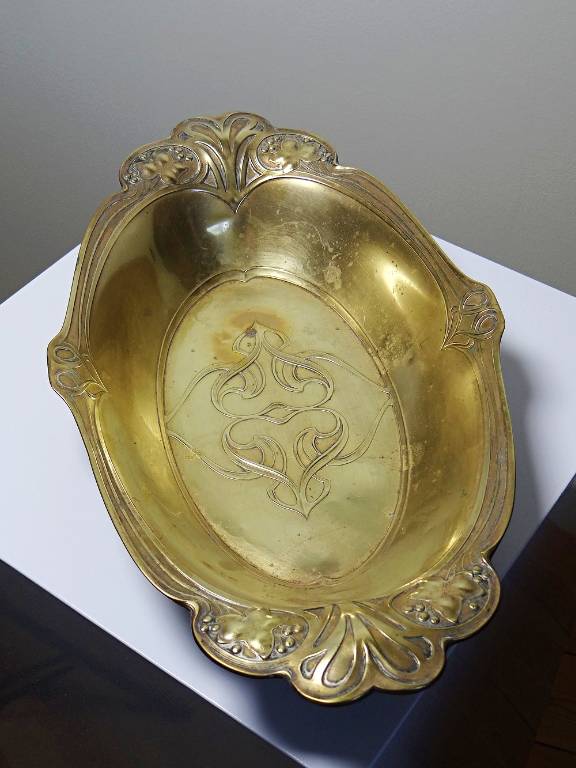 Plat coupe en laiton repoussé Art Nouveau ancien XIXe feuilles de lierre | Puces Privées