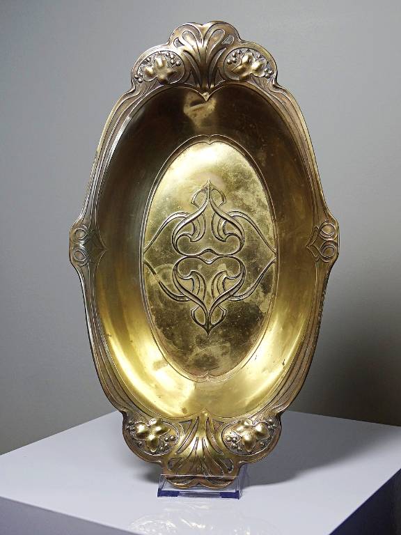 Plat coupe en laiton repoussé Art Nouveau ancien XIXe feuilles de lierre | Puces Privées