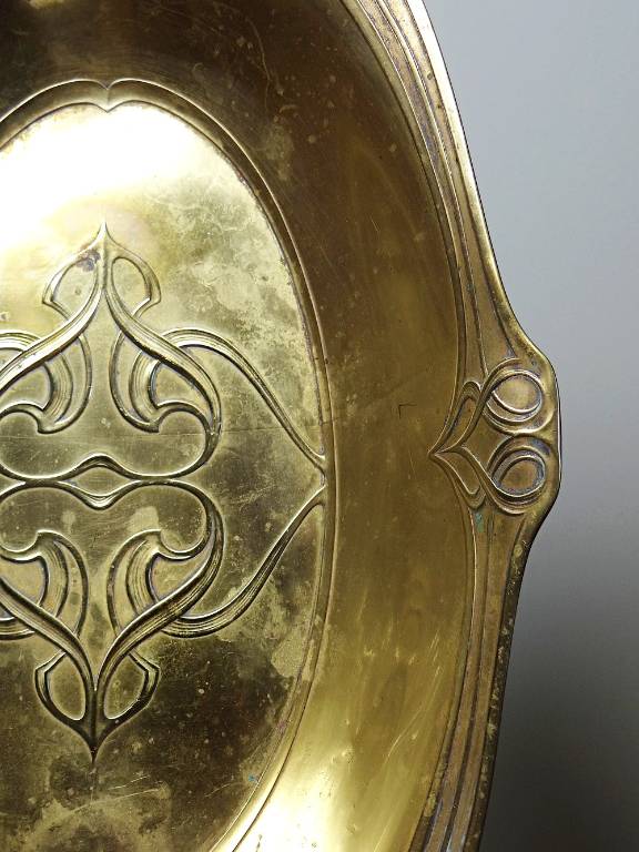 Plat coupe en laiton repoussé Art Nouveau ancien XIXe feuilles de lierre | Puces Privées