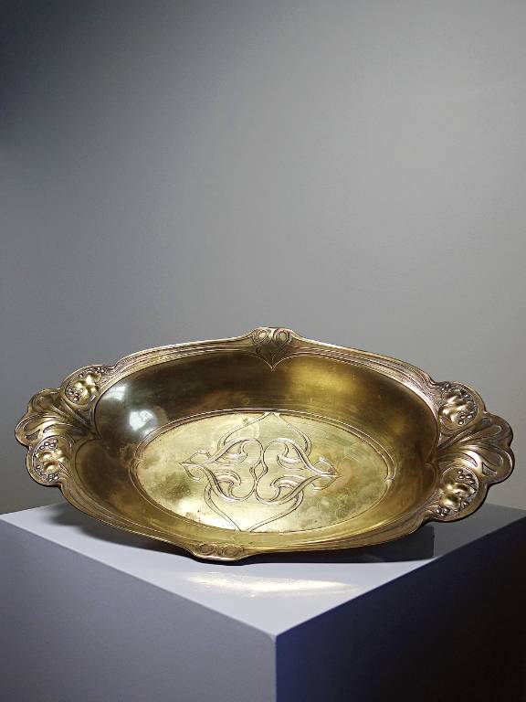 Plat coupe en laiton repoussé Art Nouveau ancien XIXe feuilles de lierre | Puces Privées