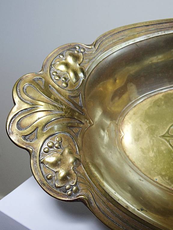 Plat coupe en laiton repoussé Art Nouveau ancien XIXe feuilles de lierre | Puces Privées