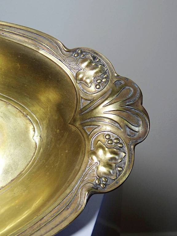 Plat coupe en laiton repoussé Art Nouveau ancien XIXe feuilles de lierre | Puces Privées