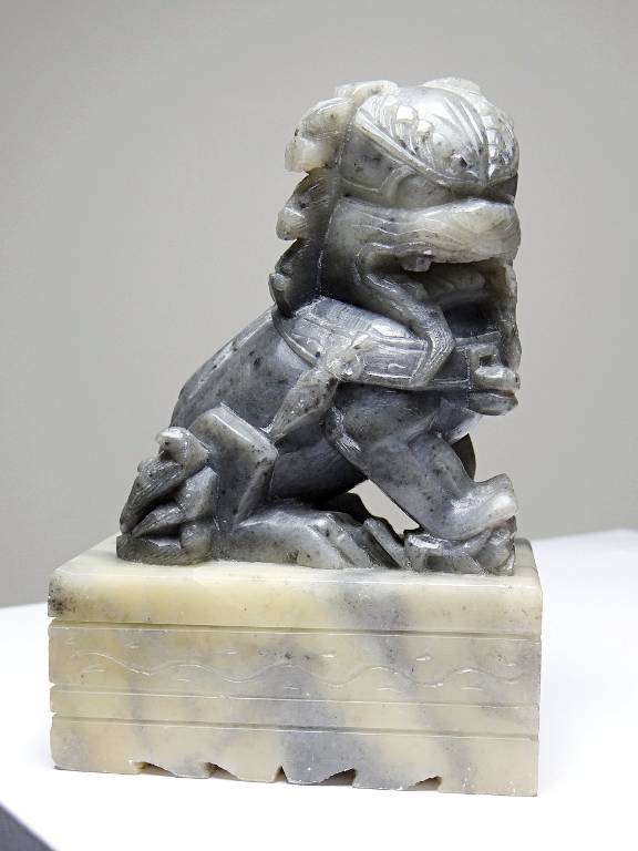 Paire de petits Chiens/Lions Foo en pierre de savon sculptée vintages | Puces Privées