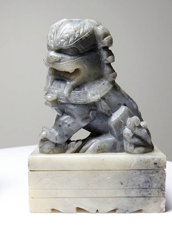 Paire de petits Chiens/Lions Foo en pierre de savon sculptée vintages | Puces Privées