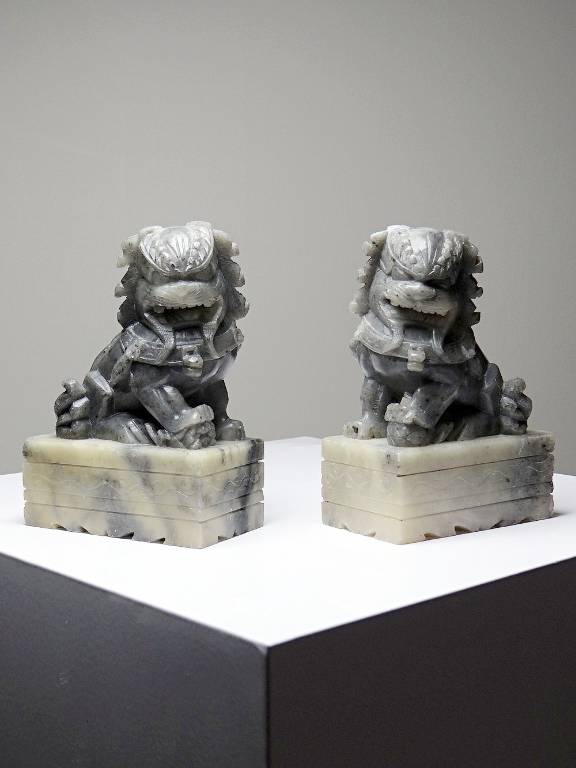 Paire de petits Chiens/Lions Foo en pierre de savon sculptée vintages | Puces Privées