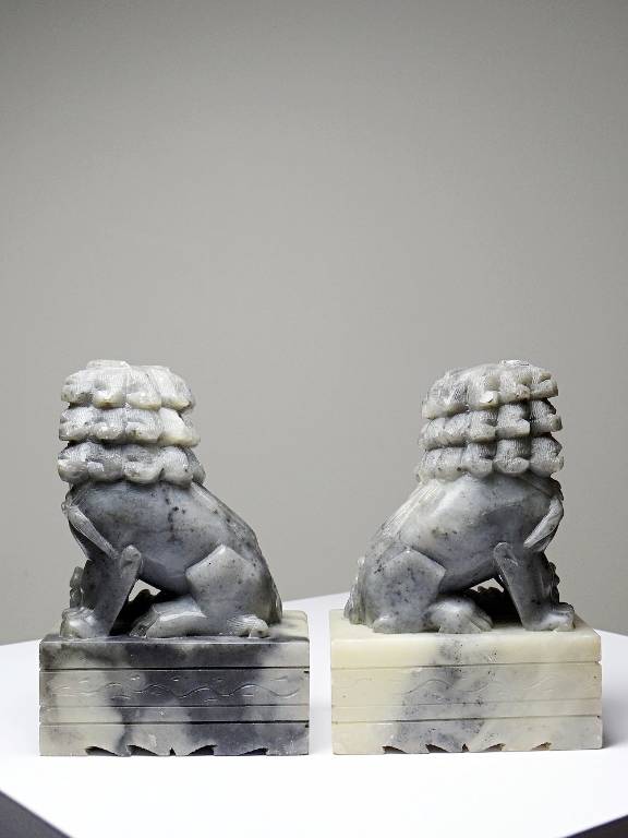 Paire de petits Chiens/Lions Foo en pierre de savon sculptée vintages | Puces Privées