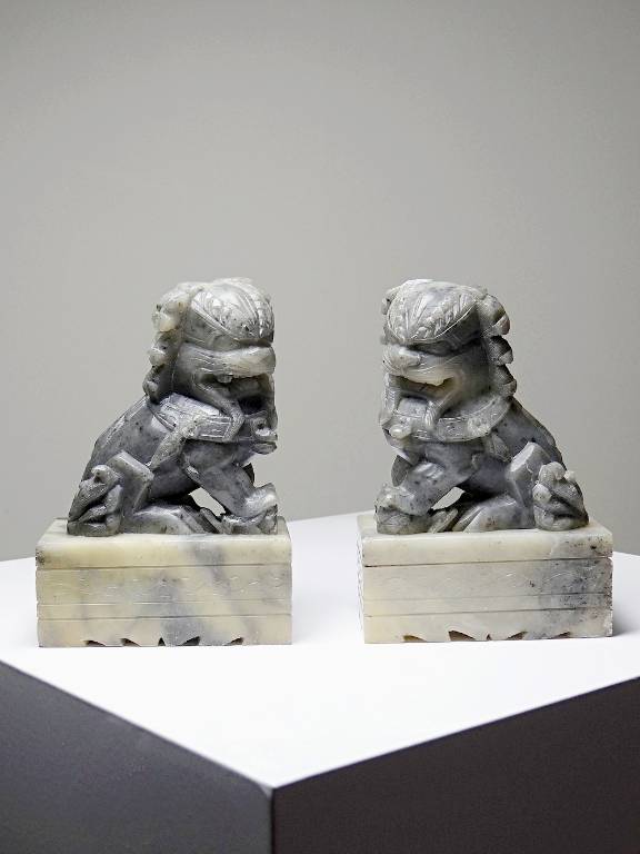 Paire de petits Chiens/Lions Foo en pierre de savon sculptée vintages | Puces Privées