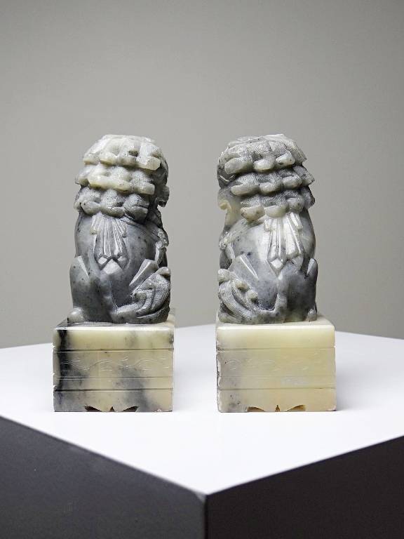 Paire de petits Chiens/Lions Foo en pierre de savon sculptée vintages | Puces Privées