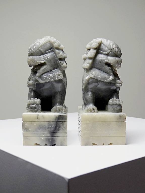 Paire de petits Chiens/Lions Foo en pierre de savon sculptée vintages | Puces Privées