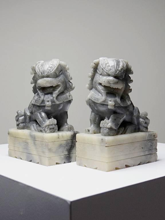 Paire de petits Chiens/Lions Foo en pierre de savon sculptée vintages | Puces Privées