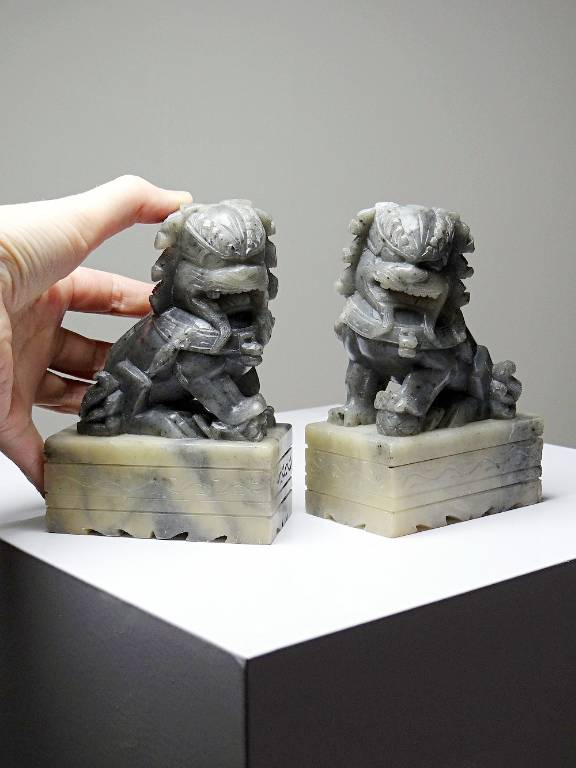 Paire de petits Chiens/Lions Foo en pierre de savon sculptée vintages | Puces Privées