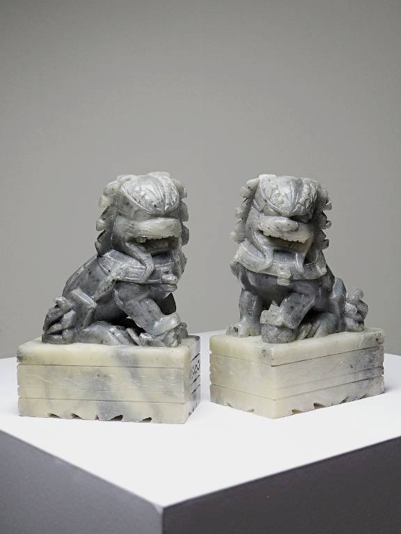 Paire de petits Chiens/Lions Foo en pierre de savon sculptée vintages | Puces Privées