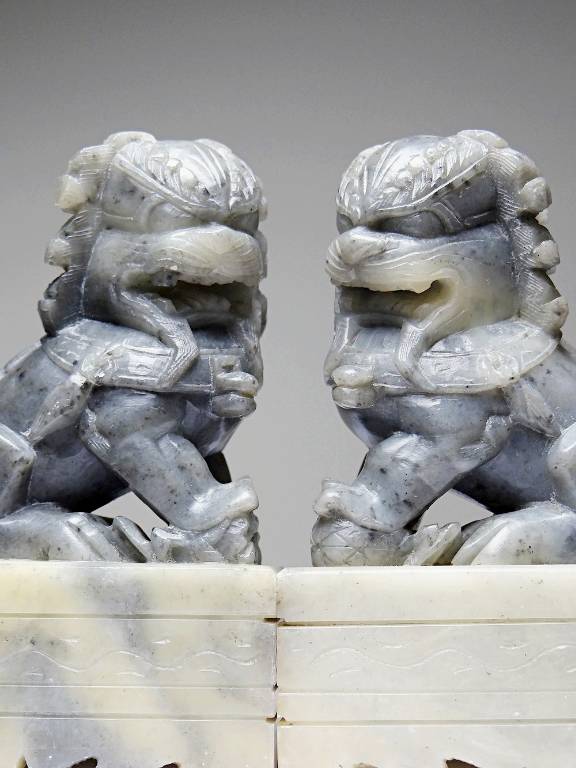 Paire de petits Chiens/Lions Foo en pierre de savon sculptée vintages | Puces Privées