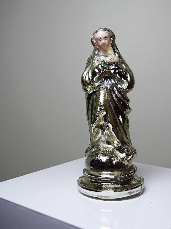 Ancienne petite vierge en verre églomisée polychrome XIXe | Puces Privées