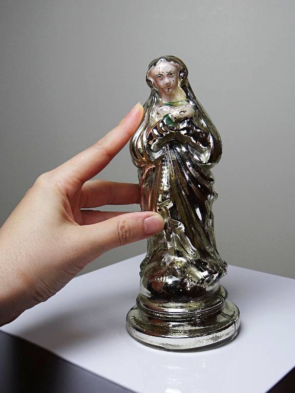 Ancienne petite vierge en verre églomisée polychrome XIXe | Puces Privées