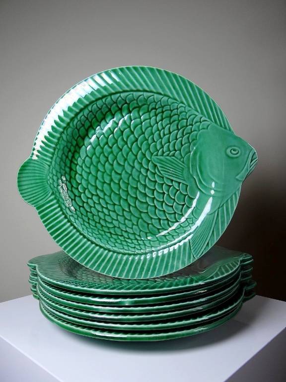 7 Assiettes plates anciennes poissons vert barbotine de Sarreguemines | Puces Privées
