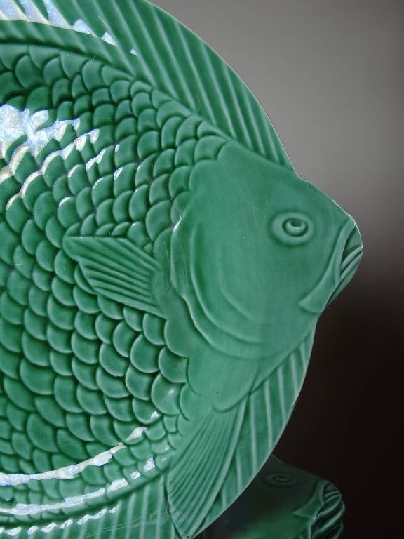 7 Assiettes plates anciennes poissons vert barbotine de Sarreguemines | Puces Privées