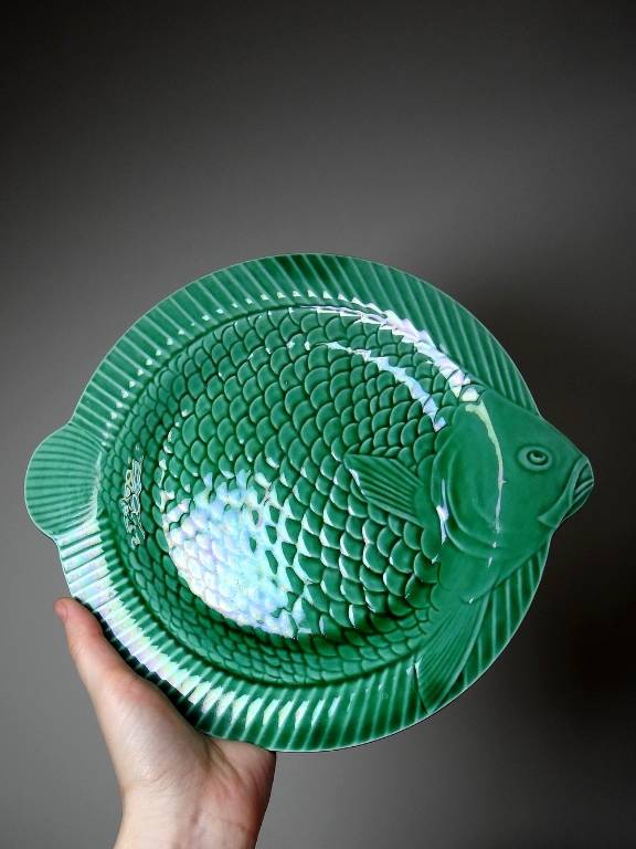 7 Assiettes plates anciennes poissons vert barbotine de Sarreguemines | Puces Privées