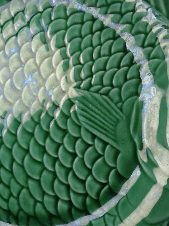 7 Assiettes plates anciennes poissons vert barbotine de Sarreguemines | Puces Privées