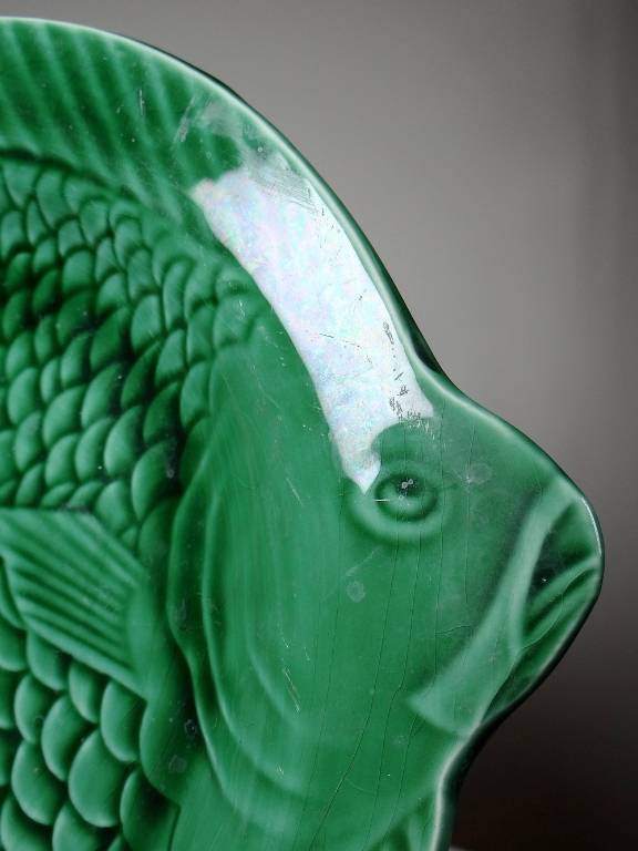 7 Assiettes plates anciennes poissons vert barbotine de Sarreguemines | Puces Privées