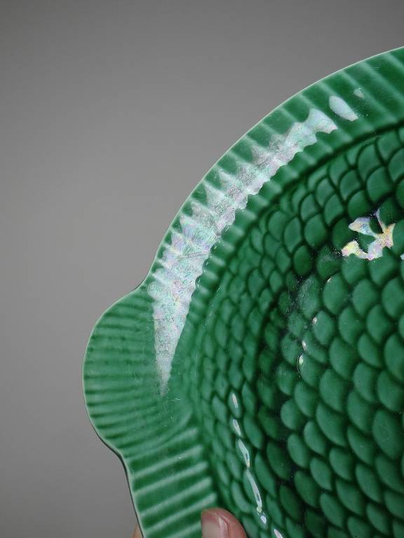 7 Assiettes plates anciennes poissons vert barbotine de Sarreguemines | Puces Privées