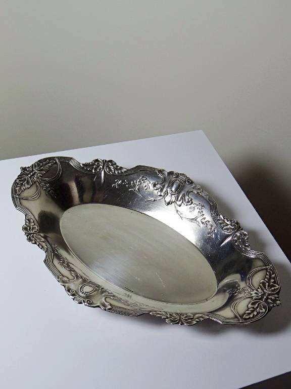 Petit plateau creux, coupe en laiton plaquage argenté style rocaille ancien | Puces Privées