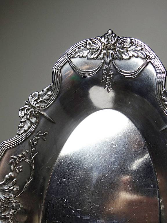 Petit plateau creux, coupe en laiton plaquage argenté style rocaille ancien | Puces Privées