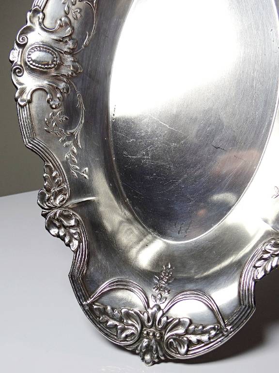 Petit plateau creux, coupe en laiton plaquage argenté style rocaille ancien | Puces Privées