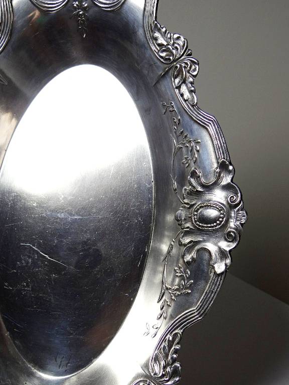 Petit plateau creux, coupe en laiton plaquage argenté style rocaille ancien | Puces Privées