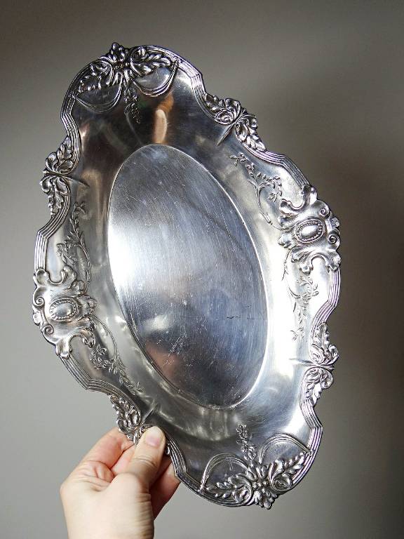Petit plateau creux, coupe en laiton plaquage argenté style rocaille ancien | Puces Privées