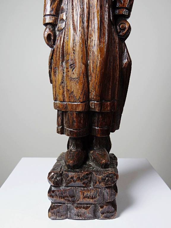 Statuette ancienne en bois sculpté femme bretonne en habit traditionnel | Puces Privées