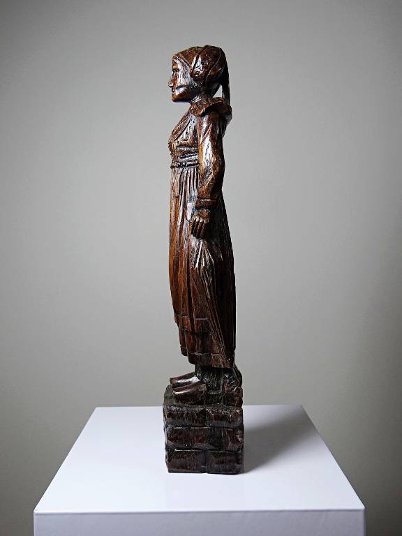 Statuette ancienne en bois sculpté femme bretonne en habit traditionnel | Puces Privées