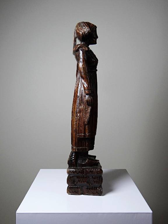 Statuette ancienne en bois sculpté femme bretonne en habit traditionnel | Puces Privées