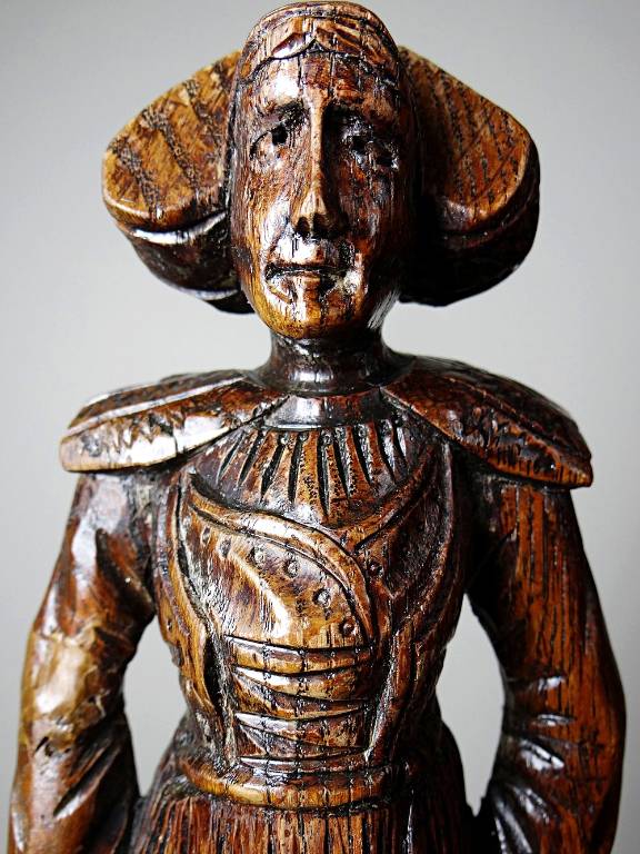 Statuette ancienne en bois sculpté femme bretonne en habit traditionnel | Puces Privées