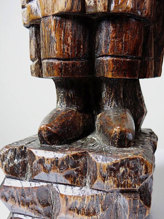 Statuette ancienne en bois sculpté femme bretonne en habit traditionnel | Puces Privées