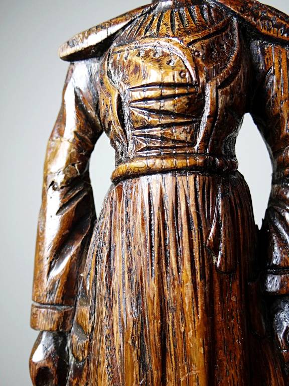 Statuette ancienne en bois sculpté femme bretonne en habit traditionnel | Puces Privées
