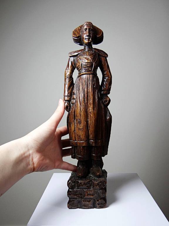Statuette ancienne en bois sculpté femme bretonne en habit traditionnel | Puces Privées