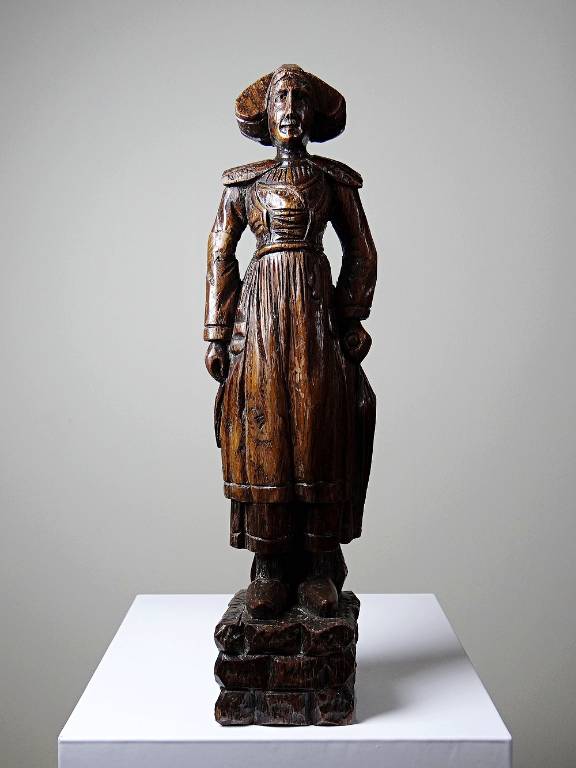 Statuette ancienne en bois sculpté femme bretonne en habit traditionnel | Puces Privées