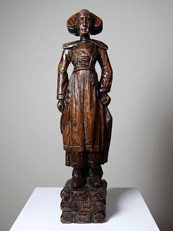 Statuette ancienne en bois sculpté femme bretonne en habit traditionnel | Puces Privées