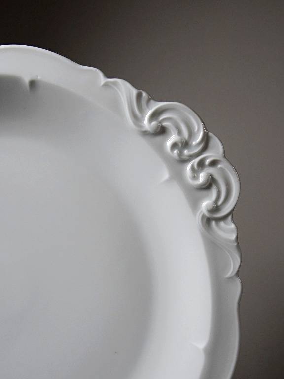 Grand plat de service porcelaine fine de Limoges blanche vintage/ancien | Puces Privées