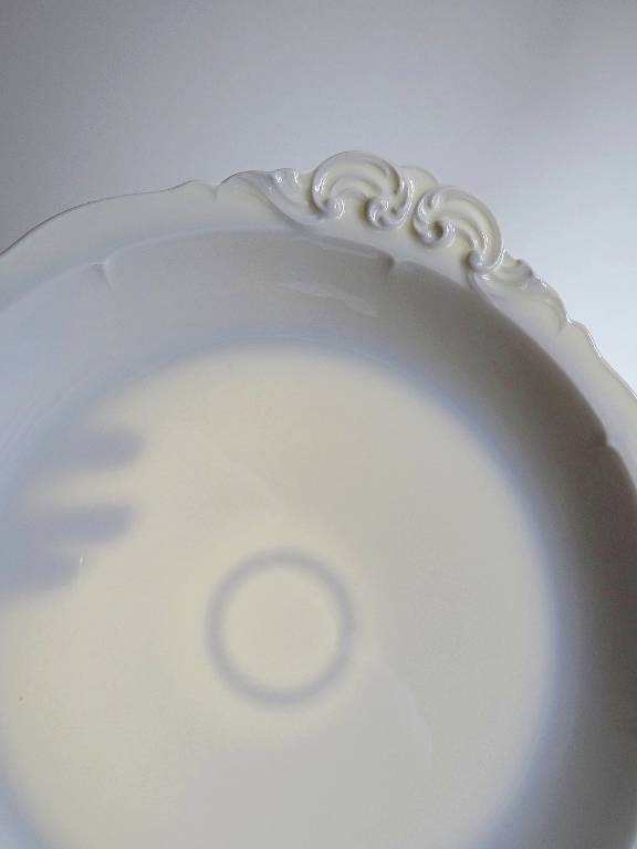 Grand plat de service porcelaine fine de Limoges blanche vintage/ancien | Puces Privées