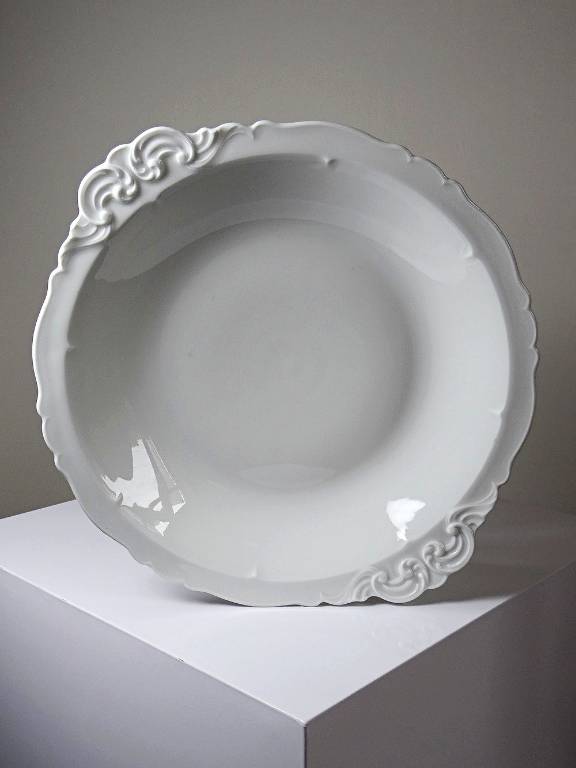 Grand plat de service creux porcelaine fine de Limoges blanche vintage/ancien | Puces Privées