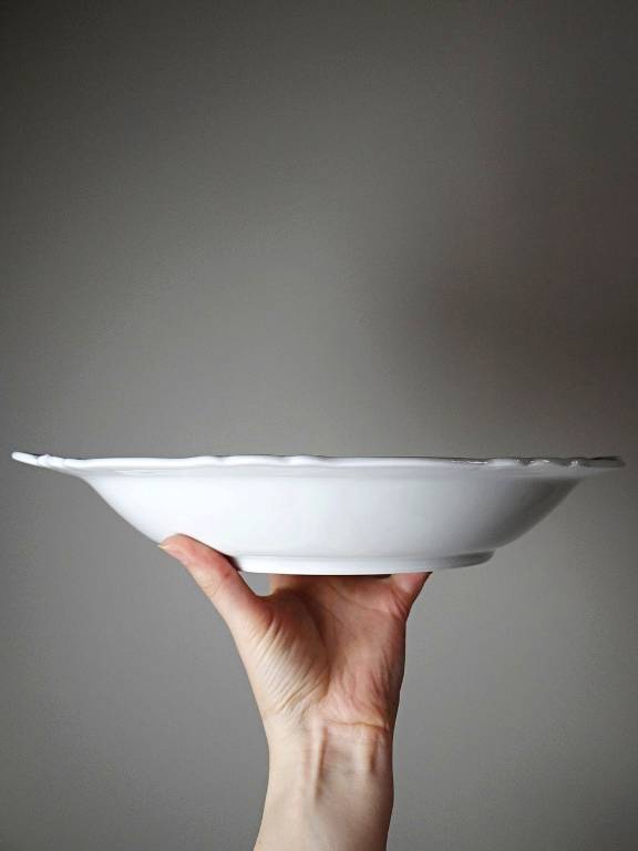 Grand plat de service creux porcelaine fine de Limoges blanche vintage/ancien | Puces Privées