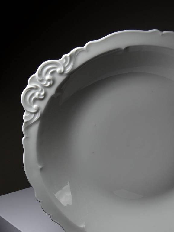 Grand plat de service creux porcelaine fine de Limoges blanche vintage/ancien | Puces Privées