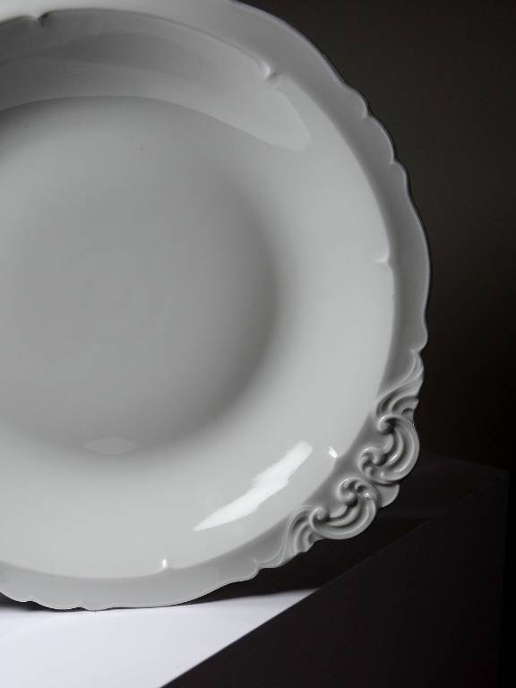 Grand plat de service creux porcelaine fine de Limoges blanche vintage/ancien | Puces Privées