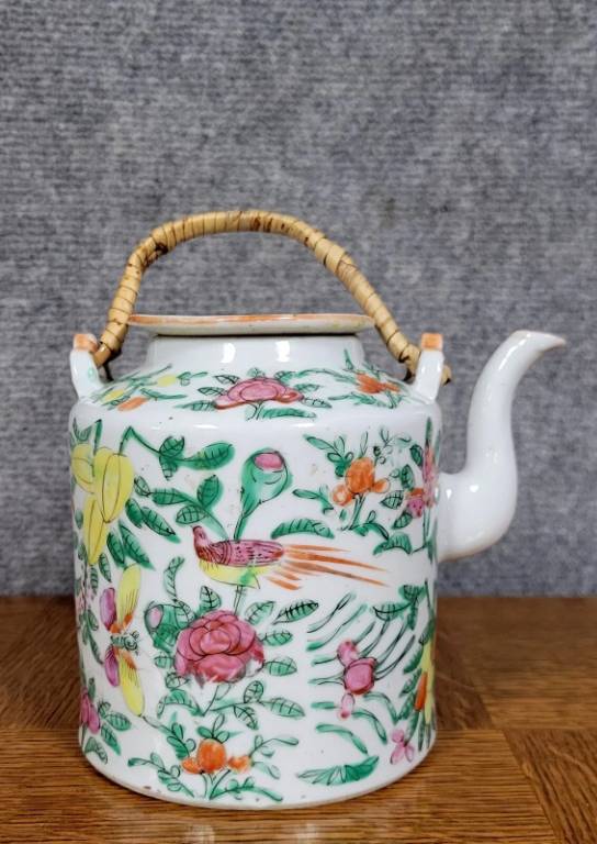 Asie XXeme : Theiére de forme ronde en porcelaine émaillée polychrome | Puces Privées