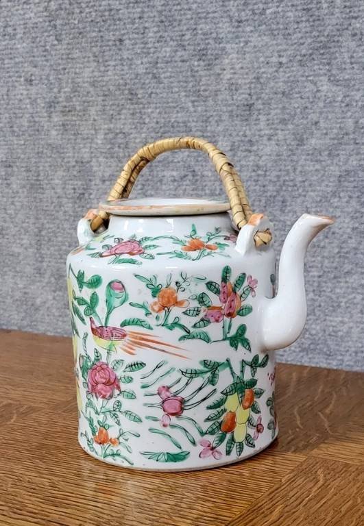 Asie XXeme : Theiére de forme ronde en porcelaine émaillée polychrome | Puces Privées