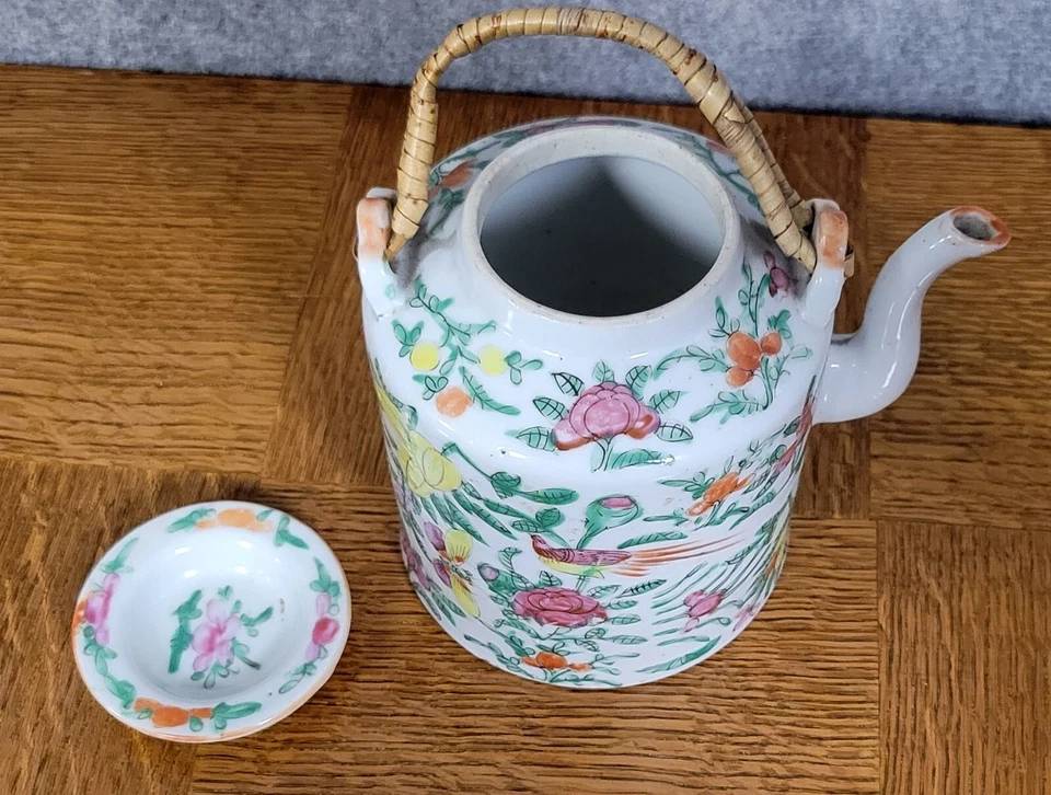 Asie XXeme : Theiére de forme ronde en porcelaine émaillée polychrome | Puces Privées