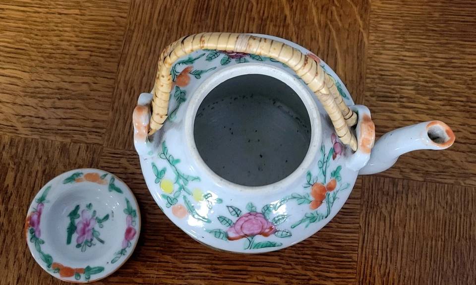 Asie XXeme : Theiére de forme ronde en porcelaine émaillée polychrome | Puces Privées