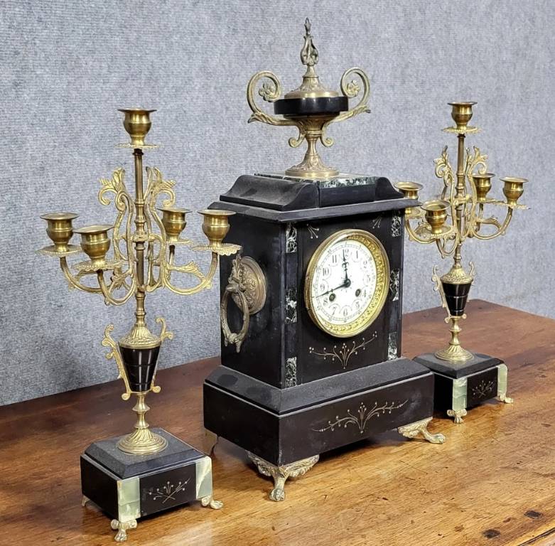 Garniture de pendule 3 pièces en bronze et marbre époque Napoléon III, vers 1880 | Puces Privées